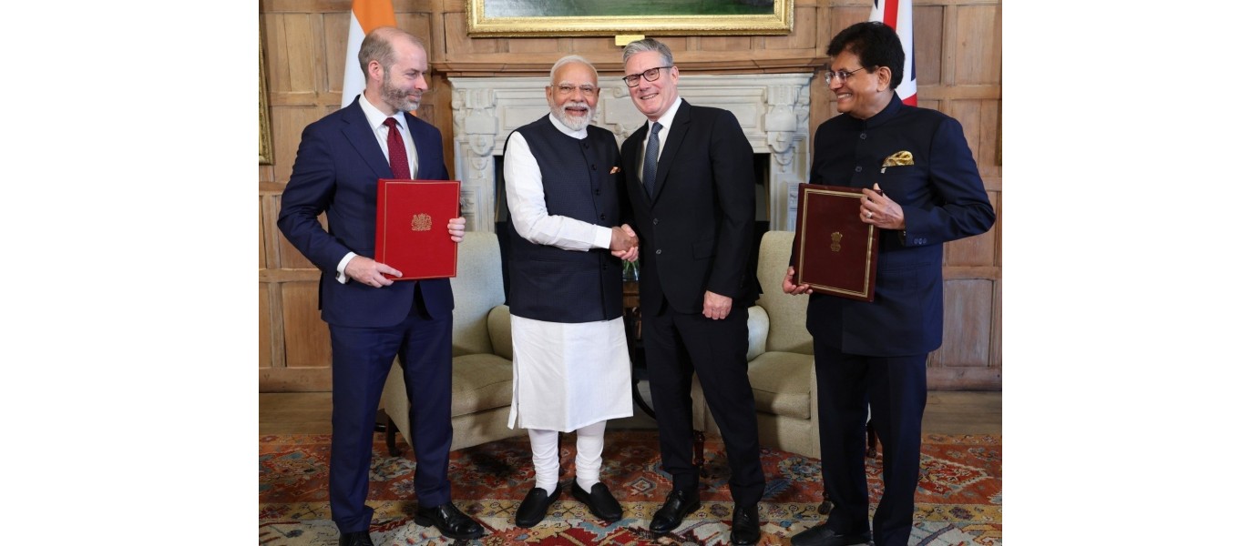 Hon'ble Prime Minister Narendra Modi and Hon'ble PM Keir Starmer commemorate the signing of the Comprehensive Economic and Trade Agreement between India and UK.